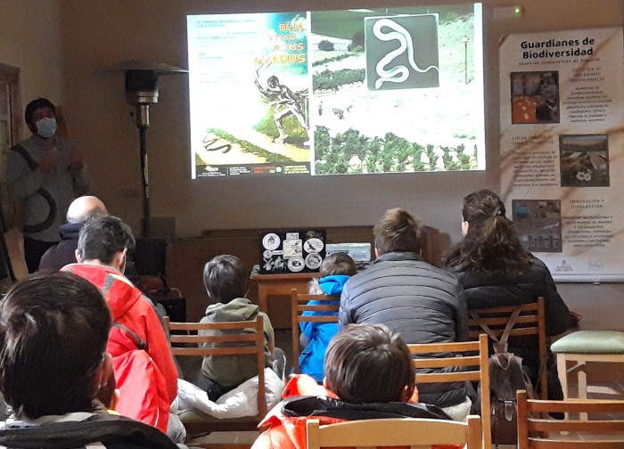 Nuestro compañero Carlos Cuéllar explica a los asistentes la campaña de conservación de las serpientes ibéricas que realiza GREFA junto a la Unión de Campesinos de Segovia.