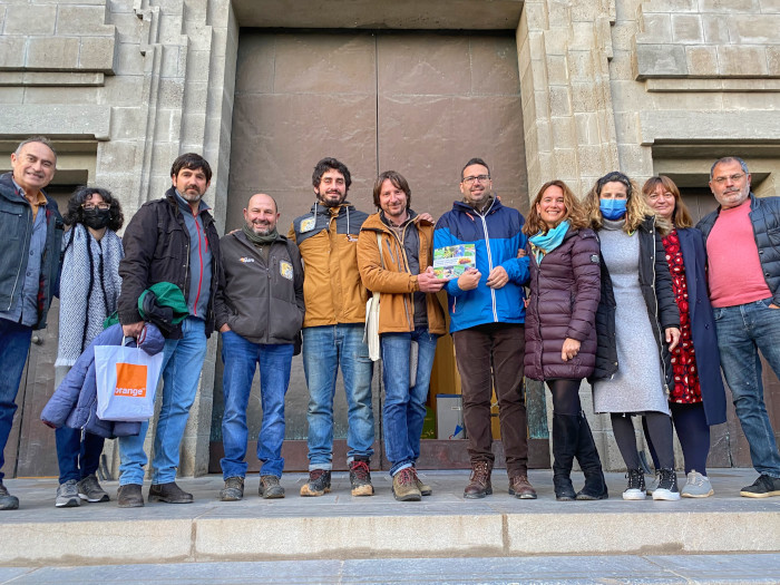 Foto de grupo de algunos de los asistentes a la presentación del libro, entre ellos una representación de GREFA. En el centro aparece Jesús Quintano, autor de la obra. Foto: Alejandro Fuentelsaz.