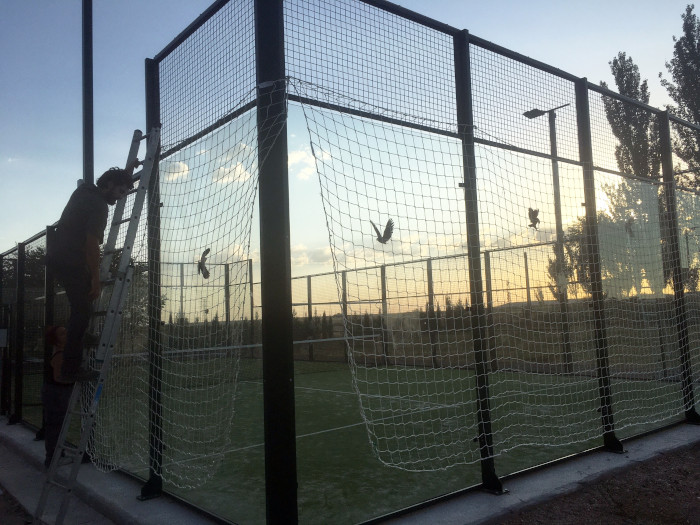 Un trabajador de GREFA en el momento de instalar la red anticolisión de aves donada por la empresa Benimeli en Villalar de los Comuneros.