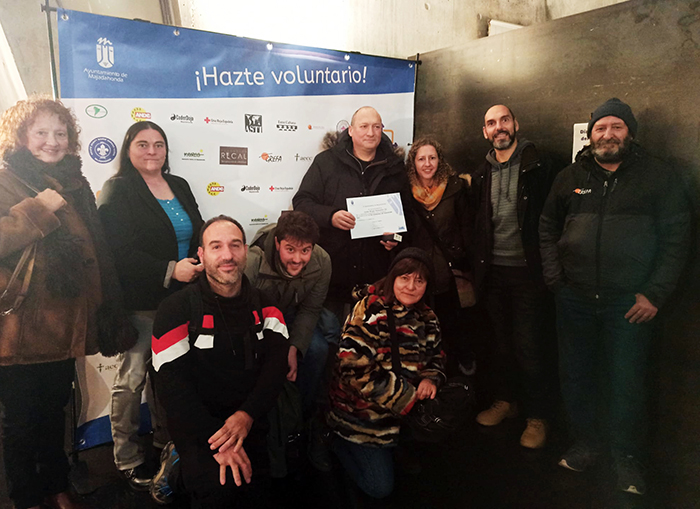 Javier, con el diploma del Ayuntamiento de Majadahonda (Madrid) que reconoce su labor como voluntario, rodeado de amigos y compañeros de GREFA.