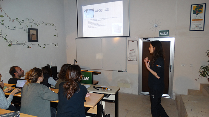 Veterinaria de GREFA en un curso para voluntarios.