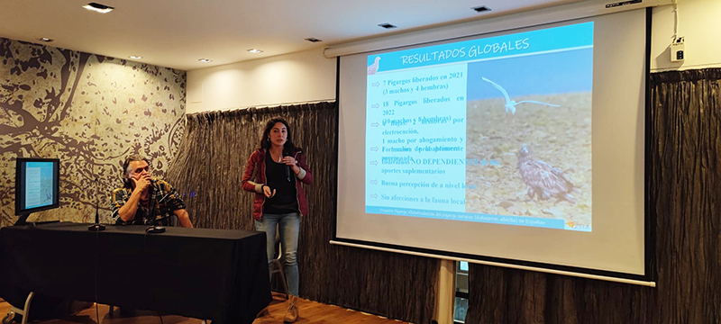 Ernesto Álvarez y Lorena Juste, de GREFA, explican los resultados del Proyecto Pigargo a los asistentes al workshop celebrado en Cádiz.