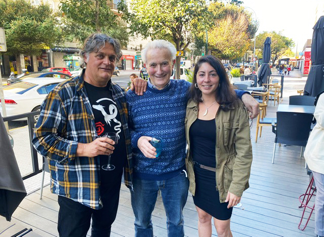 Ernesto Álvarez y Lorena Juste, de GREFA, posan junto a Roy Dennis, durante su estancia en Cádiz.