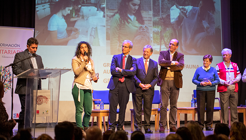 Sandra Goded se dirige a los asistentes al acto de reconocimiento a los voluntarios madrileños celebrado en Villanueva de la Cañada.