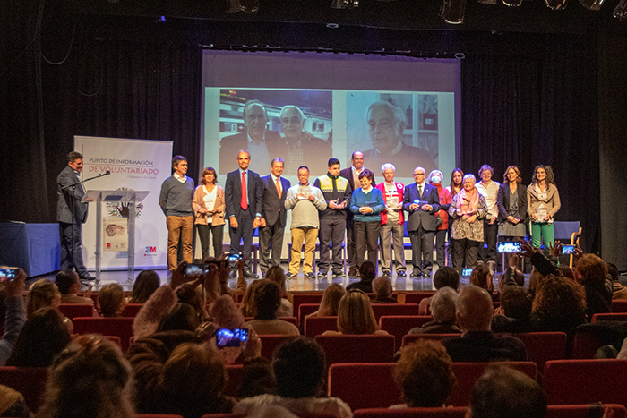 Foto de los voluntarios y voluntarias premiados por la Comunidad de Madrid, entre ellos nuestra amiga y compañera Sandra (la primera por la derecha).