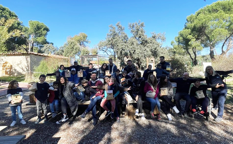 Empleados de ENDESA y sus familias durante la jornada de voluntariado corporativo en GREFA.