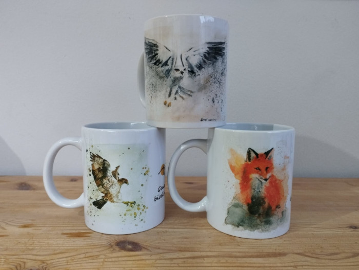 Tazas de GREFA adornadas con los dibujos de diferentes especies autóctonas.