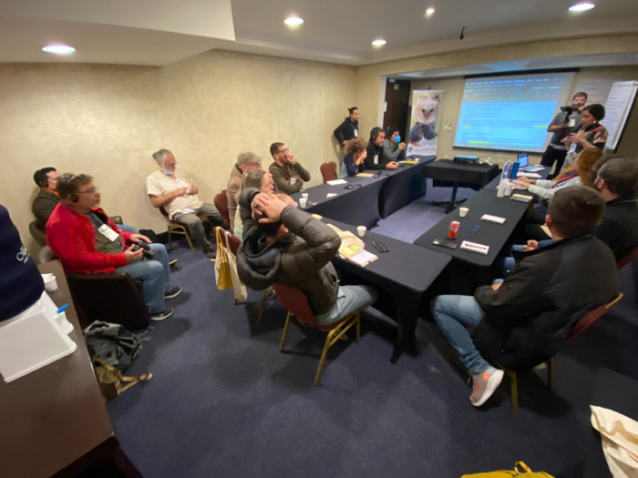 Una de las sesiones de trabajo en el seminario sobre buenas prácticas para la traslocación del águila harpía celebrado en Curitiba (Brasil).