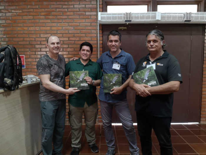 Ernesto Álvarez, presidente de GREFA (primero por la derecha), con expertos en águila harpía de Brasil y Panamá, en el taller de Foz de Iguazú.