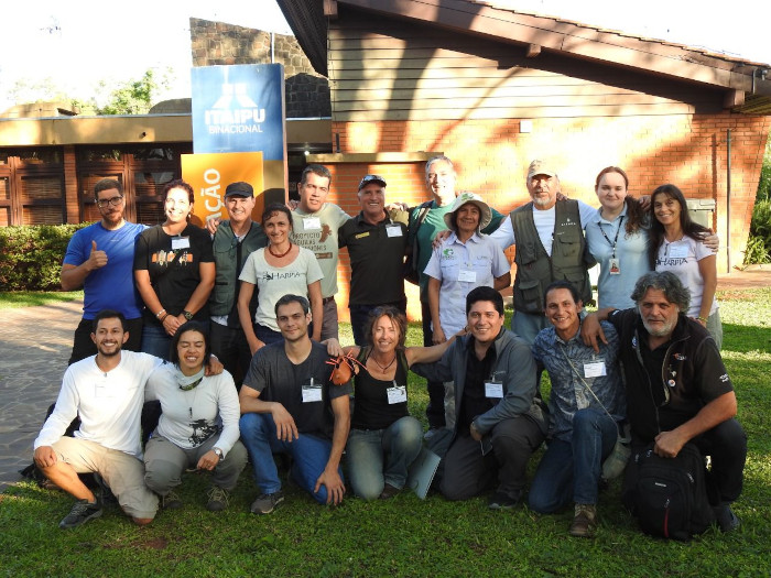 Asistentes al taller sobre marcaje y manejo de águilas harpías celebrado en Foz de Iguazú.