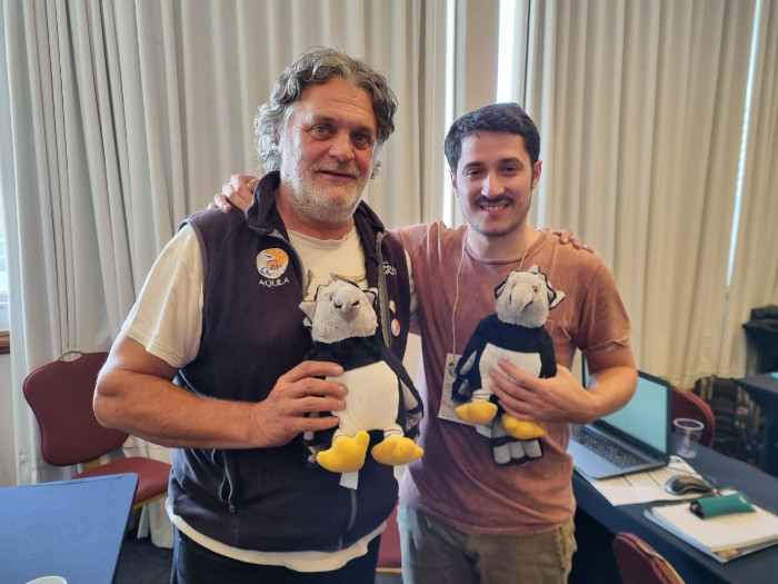 Ernesto Álvarez, presidente de GREFA y un especialista argentino, con peluches de águila harpía, en el seminario de Curitiba.