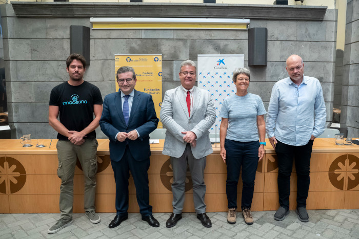 Claudia Schuster, la segunda por la derecha, junto con los representantes de CaixaBank y Fundación La Caja de Canarias y otros beneficiarios de la "Convocatoria de Medioambiente 2022" en Canarias.