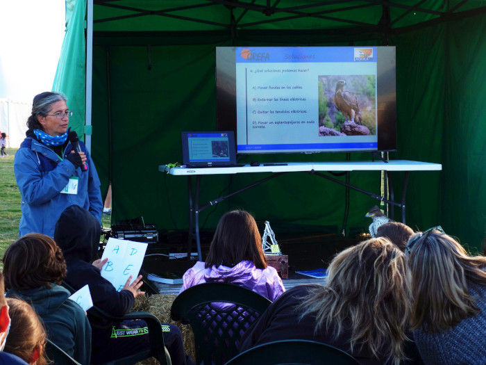 Una educadora de GREFA explica el proyecto ÁQUILA a-LIFE en la feria Ornitocyl, celebrada del 8 al 10 del pasado octubre en Herradón de Pinares (Ávila).