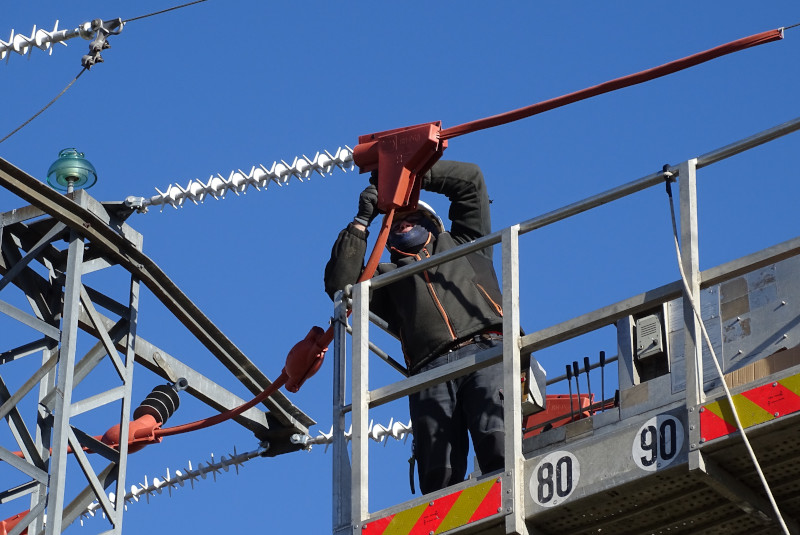Un operario instala medidas antielectrocución en el tendido eléctrico corregido a finales de 2021 en Urraca-Miguel (Ávila).