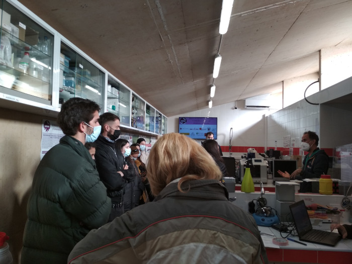 Fernando González, director veterinario del hospital de fauna de GREFA, se dirige a los participantes del curso en el laboratorio de nuestro centro.