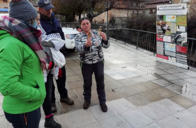 Nuestra compañera Ana Sáez, del Proyecto Monachus de GREFA, explica detalles de nuestro trabajo a varios participantes en las jornadas de Canales de la Sierra (La Rioja).
