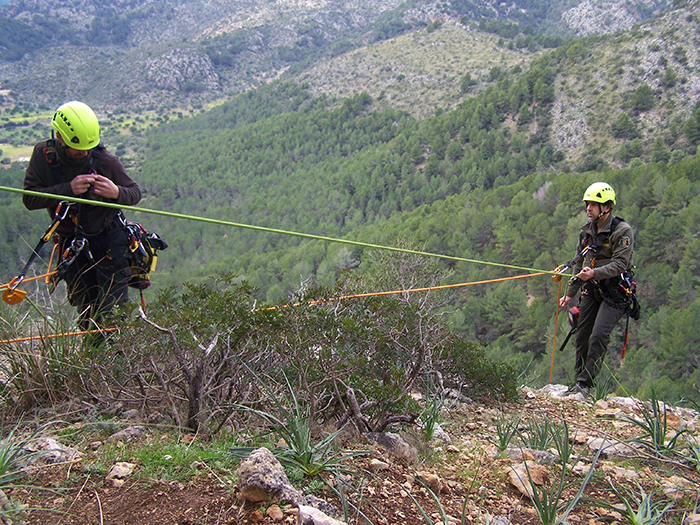 Dos Agentes de Medio Ambiente inician el descenso a un nido de águila de Bonelli en Mallorca.