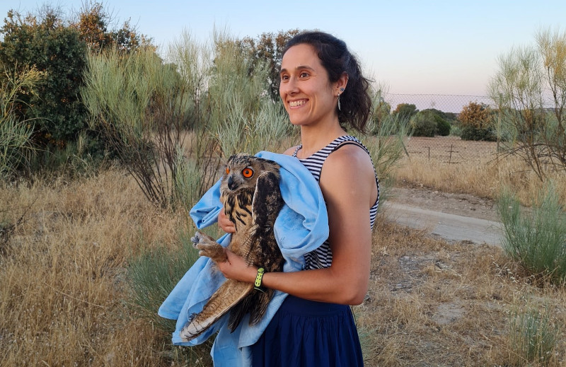Aída Mencía antes de la liberación del búho real “Campy”.