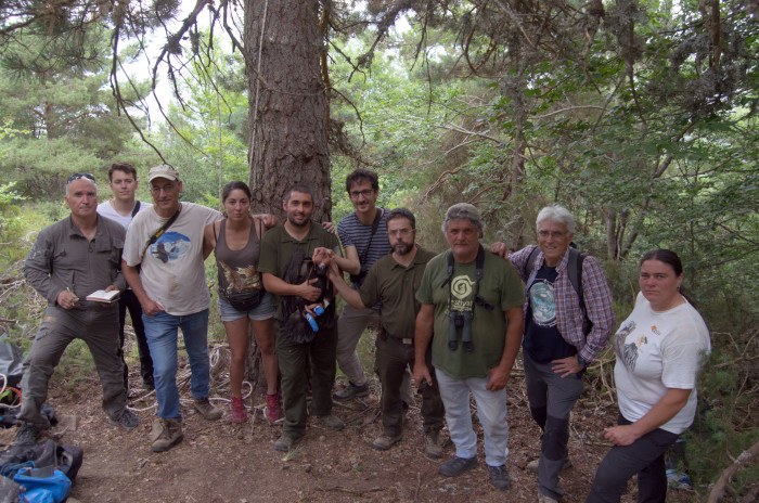 Equipo encargado de la reciente captura y marcaje con GPS del pollo de buitre negro nacido en La Rioja. Foto: GREFA.