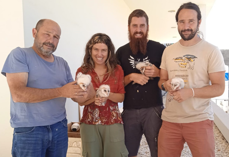 Momento de la introducción de los pollos en el “hacking” del campus de la Universidad de Almería. A la izquierda, Fernando Garcés, secretario general de GREFA.