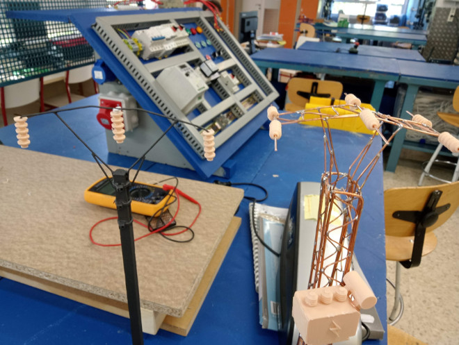 Maqueta de torre eléctrica, diseñada para ofrecer una simulación del impacto de las electrocuciones en las aves,hecha por el colegio "Primero de Mayo" (Leganés, Madrid).