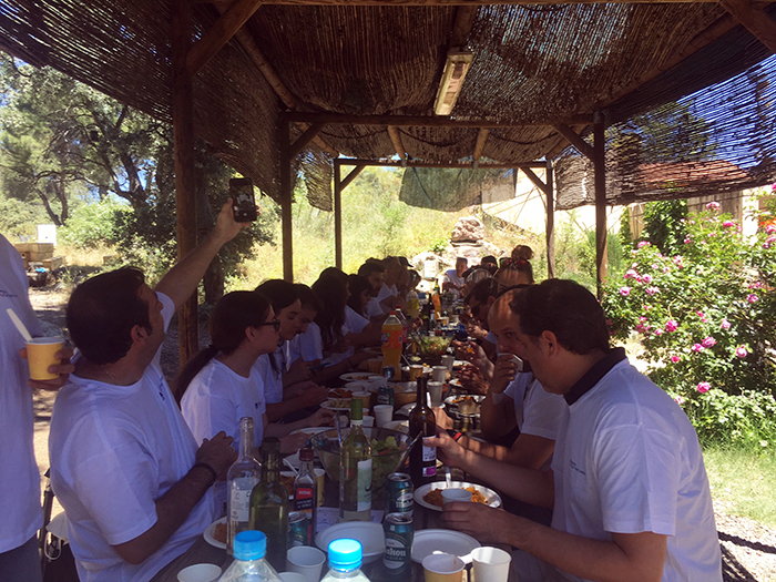 Tras el trabajo de voluntariado compartimos la comida en las propias instalaciones.