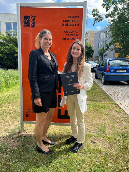 Beatriz Rubio Alonso (a la derecha), autora del TFM, junto a su tutora académica Karolína Brandlova.