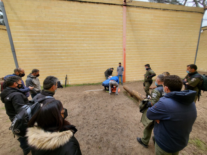 Alumnos del curso observan a sus compañeros manejar de forma correcta un águila real.