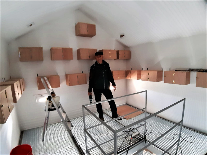 Miguel Ángel, propietario de la finca “Tejadilla”, durante la instalación de las cajas nido. Foto: Rosa Laguna.