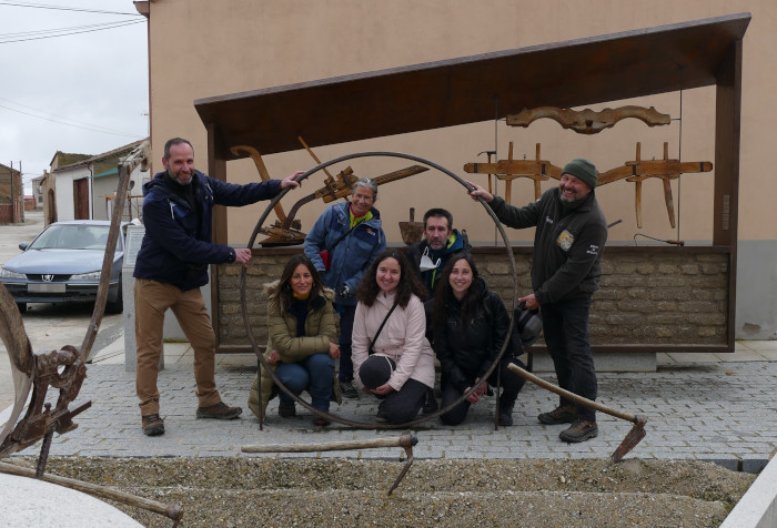 Nuestro Equipo de Educación con los utensilios que antiguamente se utilizaban en las labores del campo.