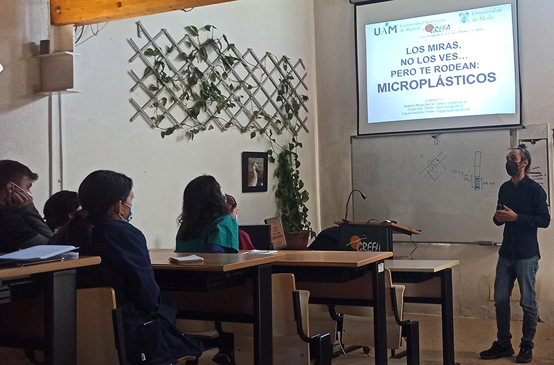 Charla de Miguel González Pleiter (UAM) a los voluntarios y trabajadores del Hospital de Fauna Salvaje de GREFA.