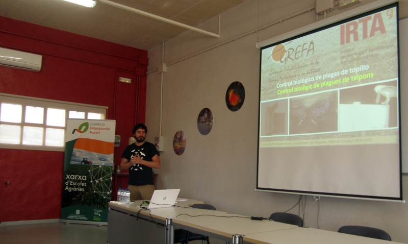 Nuestro compañero en GREFA Carlos Cuéllar durante su charla en Alfarrás (Lleida).