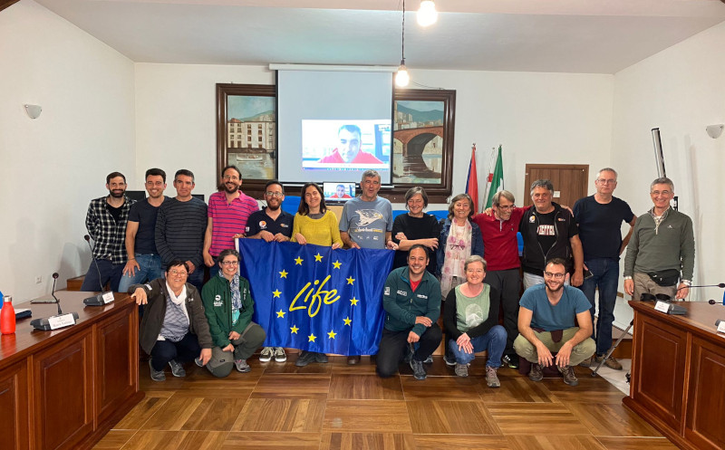 Foto de grupo del equipo de AQUILA a-LIFE participante en la reunión del comité de gestión del proyecto, en Bosa (Cerdeña).