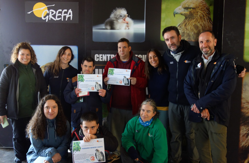 Participantes en el Programa de Prácticas en Entorno Laboral de la Fundación Gil Gayarre junto al personal de GREFA.