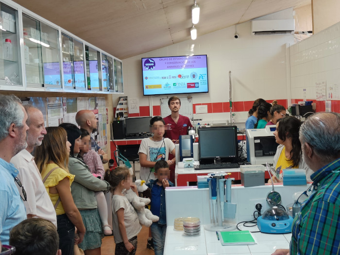 El grupo de la empresa Nirco visita el laboratorio del Hospital de Fauna Salvaje de GREFA.