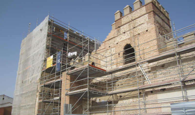 Muralla medieval de Madrigal de las Altas Torres (Ávila) con los andamios instalados para las labores de restauración.