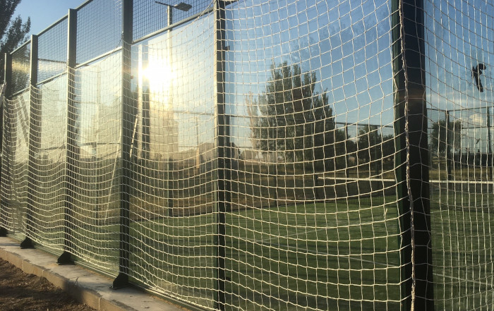 Aspecto del cristal de la pista de pádel tras la instalación de las redes anticolisión. Esta fotografía corresponde a una acción anterior de GREFA realizada en Villar de los Comuneros (Valladolid).