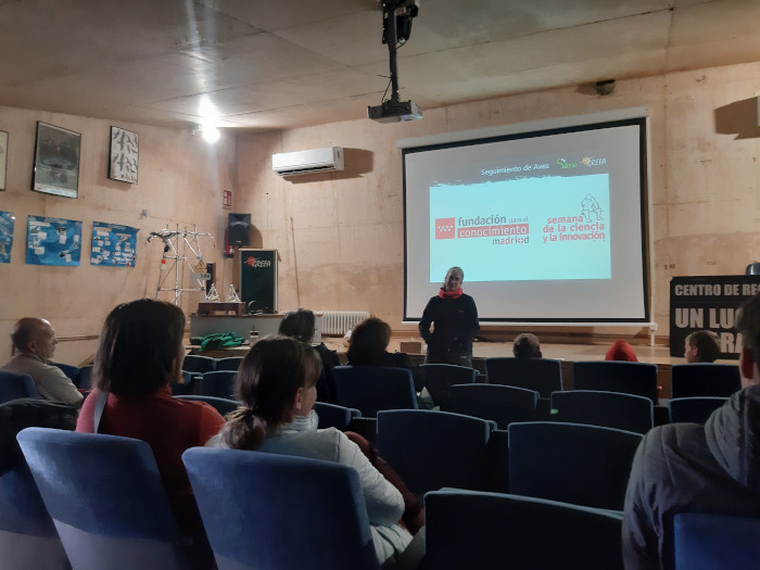 Público general durante la presentación de la actividad en el auditorio de GREFA.