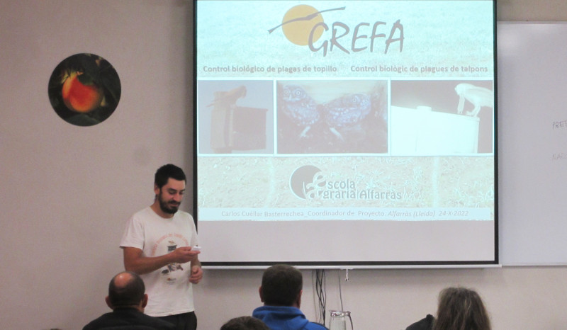 Presentación de la jornada sobre el control biológico del topillo realizada por Carlos Cuéllar (GREFA).