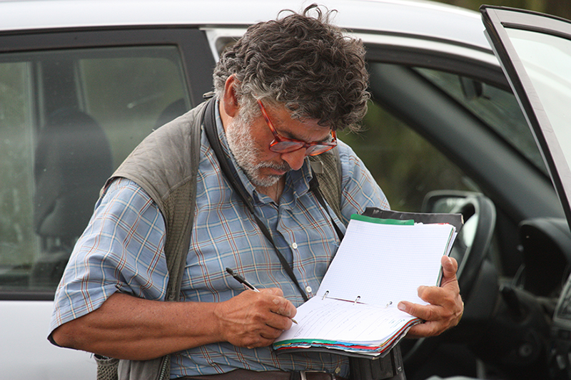 Fidel José toma notas durante una de sus salidas naturalistas a las hoces del Riaza, en junio de 2011.
