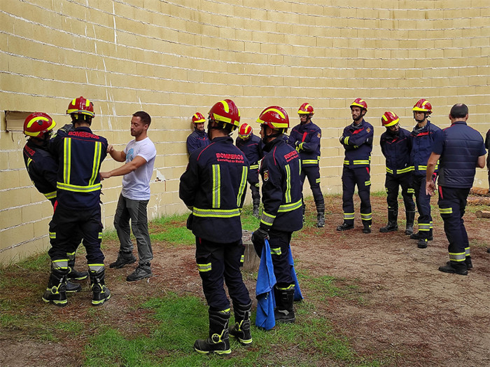 Un integrante del Equipo de Rescate de GREFA da unas nociones básicas de manejo de fauna salvaje a los bomberos de la Comunidad de Madrid.