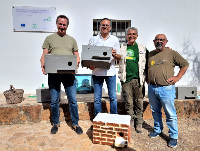 De izquierda a derecha, Juan Ramón Pérez Valenzuela, delegado territorial de Medio Ambiente en Córdoba, Giuseppe Aloisio, director general de Política Forestal y Biodiversidad de la Junta de Andalucía, y miembros de GREFA-Andalucía, con las cajas nido para cernícalo primilla cedidas por el Gobierno regional.