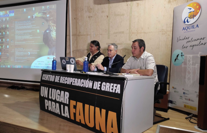 Momento de la presentación del congreso. De izquierda a derecha, Ernesto Álvarez, presidente de GREFA; Luis del Olmo, director general de Biodiversidad de la Consejería de Medio Ambiente de la Comunidad de Madrid; y Rubén Moreno-Opo, jefe de servicio de Vida Silvestre del Ministerio para la Transición Ecológica y el Reto Demográfico.