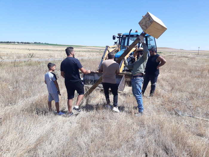 El objetivo es que las cajas nido instaladas por GREFA sean ocupadas por especies de aves depredadoras del topillo campesino. Momento de la colocación de una de las cajas nido.