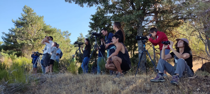 Participantes en una actividad de observación de buitres celebrada ayer en Huerta de Arriba.