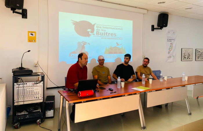 Mesa con los ponentes que dieron su charla en las jornadas sobre aves necrófagas celebrada en el Parque Natural de Cazorla.