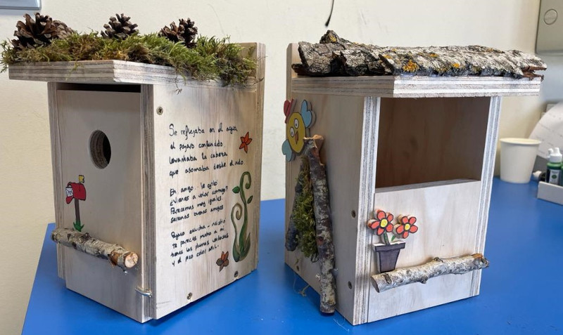 Cajas nido decoradas por los miembros del Proyecto Mirar de la Fundación Personas y listas para su colocación.