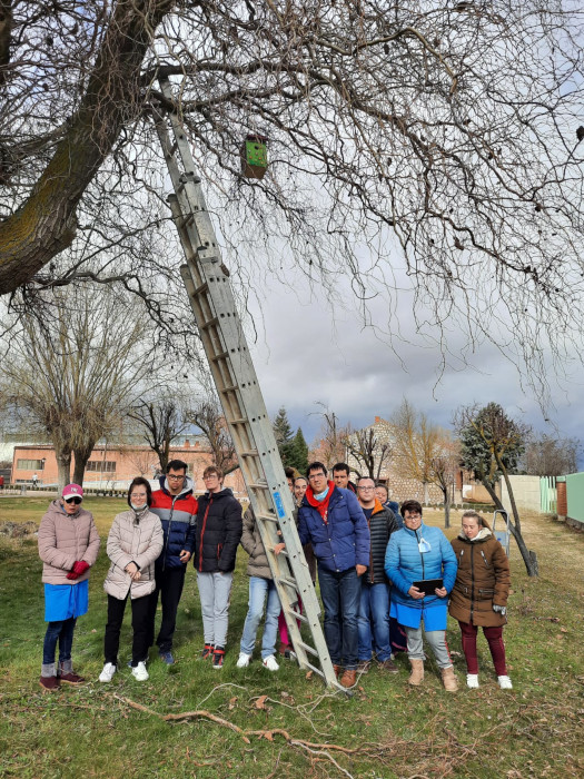 Equipo de la Fundación Personas junto al árbol en el que han colocado una caja nido.