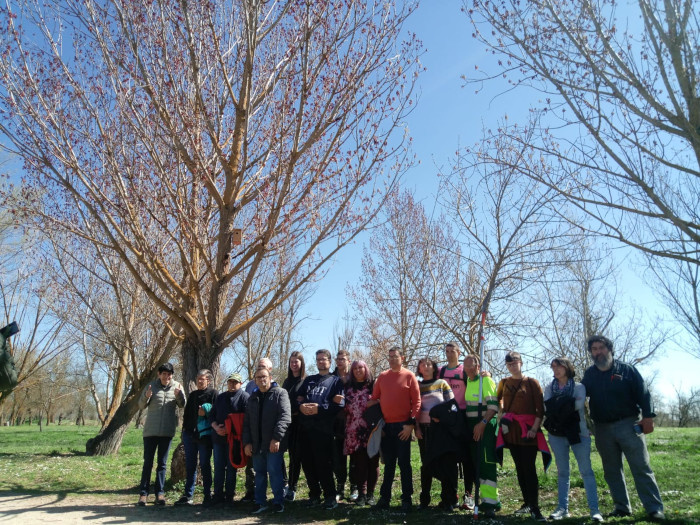 Otro equipo de la Fundación Personas tras la instalación de sus cajas nido.