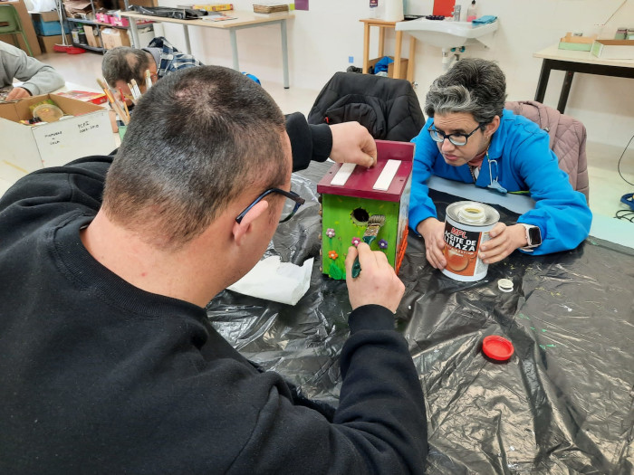 Otro equipo de la Fundación Personas pintando las cajas nido.